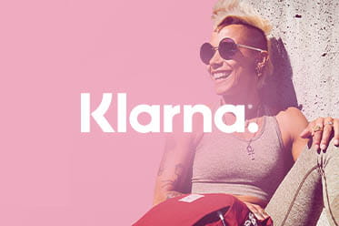 Eine Frau und das Logo von Klarna.