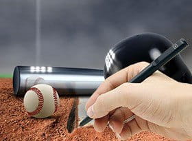 Ein Baseball mit Schläger und Fanghandschuh sowie ein Stift in einer Hand.