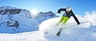 Die Zieldurchfahrt eines Fahrers beim Ski Alpin.