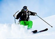 Ein Ski Alpin-Fahrer in Aktion.