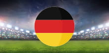 Die Flagge von Deutschland und im Hintergrund ein Stadion.
