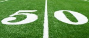 Die 50-Yard-Linie eines Football-Feldes.