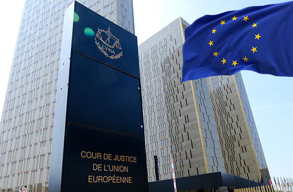 Europäischer Gerichtshof in Luxemburg mit EU-Flagge