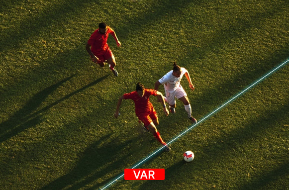 Die halbautomatische Abseitsentscheidung beim Fußball.