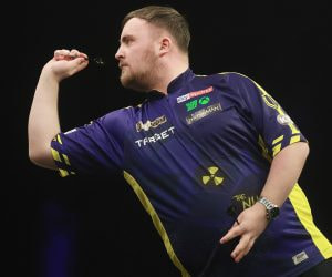 Aufnahme von Luke Littler an Abend 9 der Darts Premier League 2025.