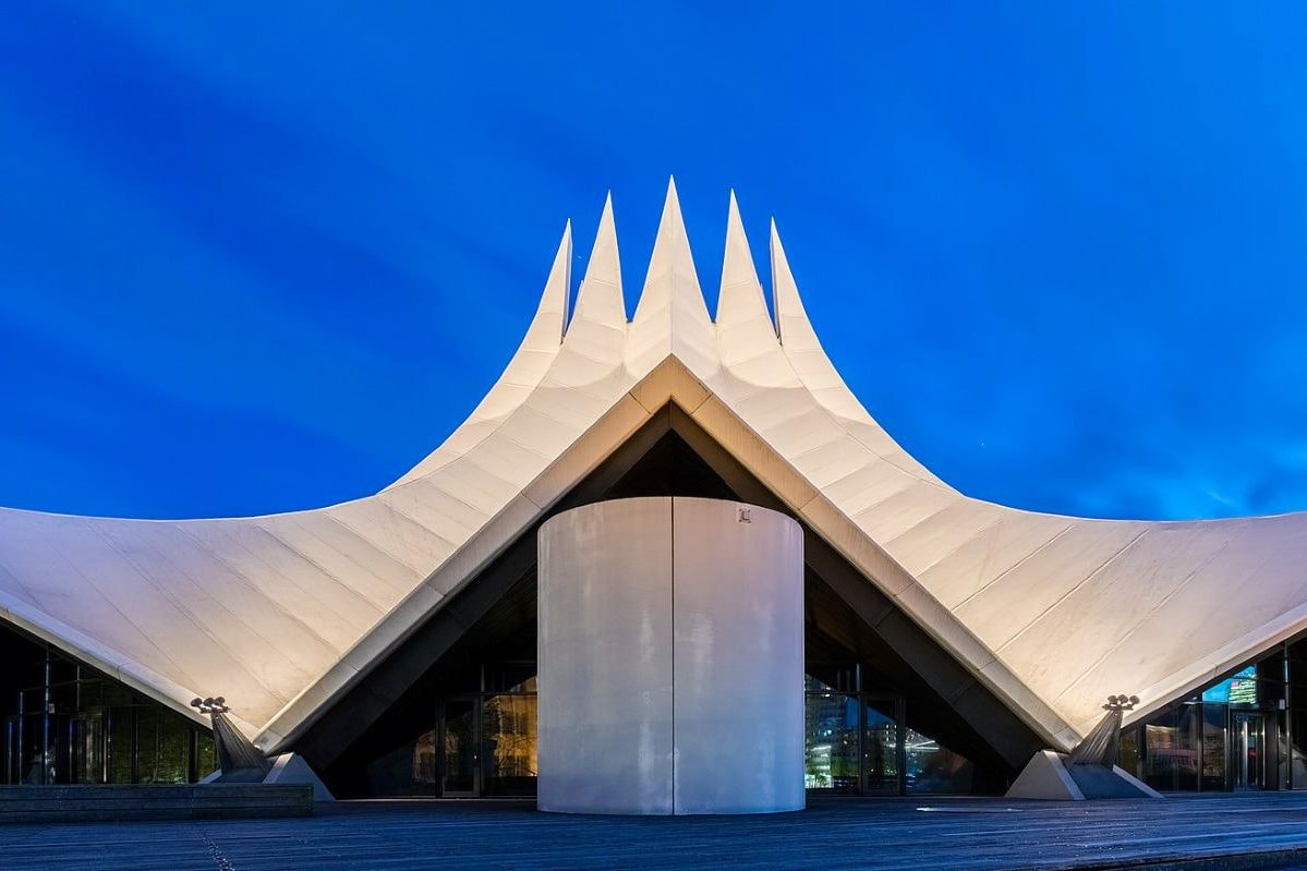 Nachtaufnahme des Berliner Tempodroms.