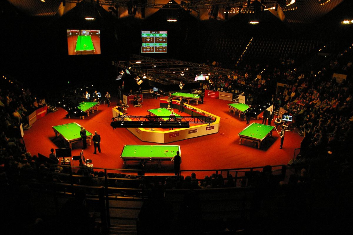 Aufnahme des Berliner Tempodroms von innen mit aufgebauten Snookertischen.