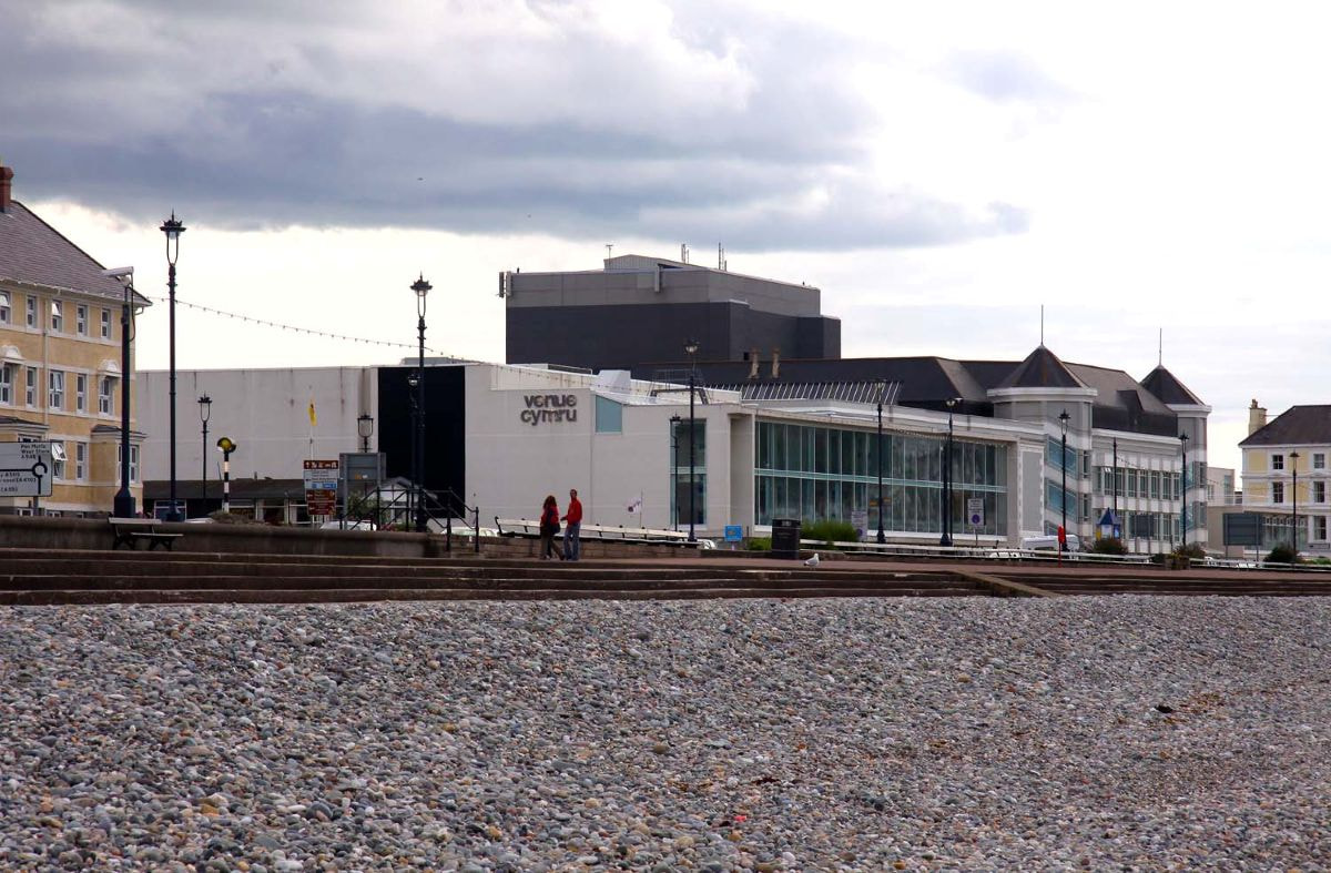 Aufnahme der Venue Cymru in Llandudno, Wales. Austragungsort der Snooker Welsh Open 2026.