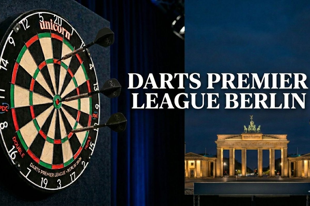 Eine Dartscheibe mit Pfeilen vor dem Brandenburger Tor in Berlin.