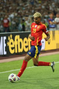 Aufnahme von Lamine Yamal im Trikot der spanischen Nationalmannschaft.