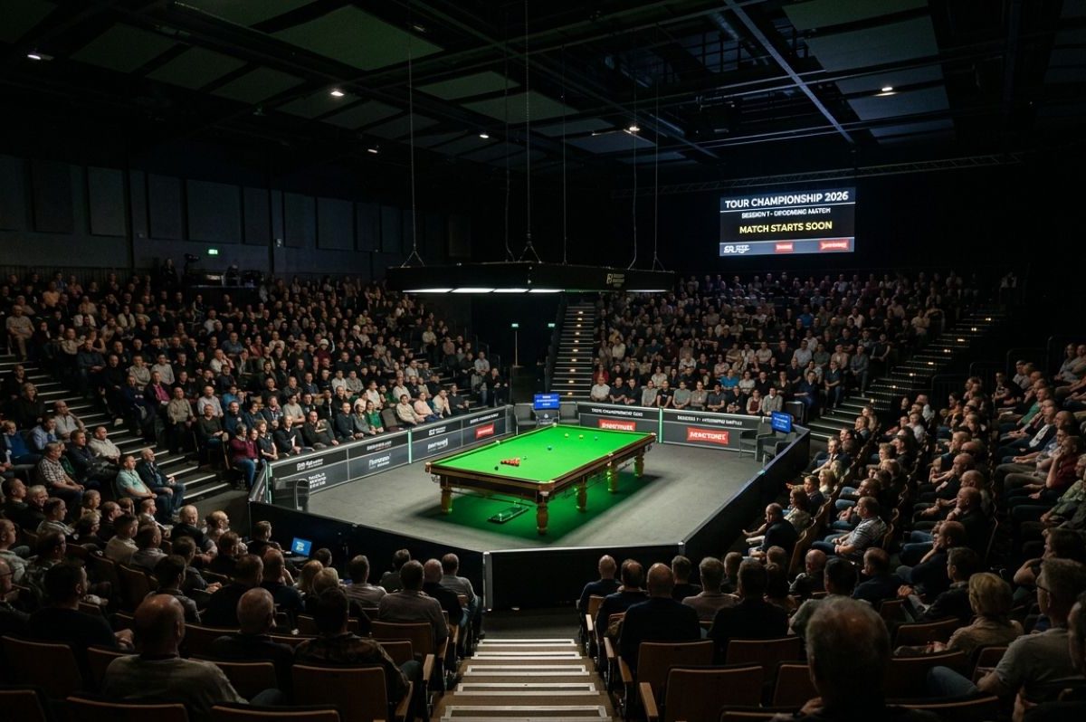 Ein Snookertisch in der Mitte einer voll besetzten Arena.
