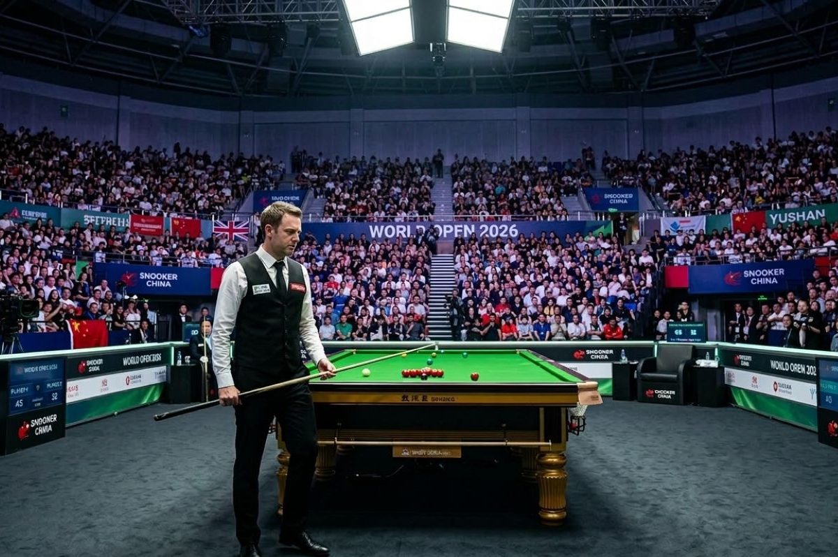 Ein Snookerspieler steht neben einem Snookertisch und denkt über seinen nächsten Zug nach.