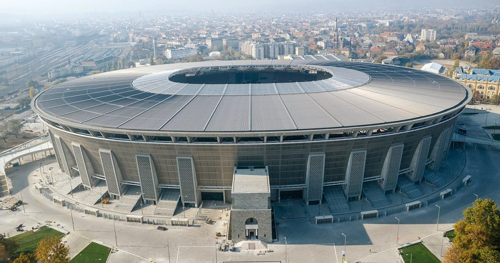Außenaufnahme der Puskás Aréna in Budapest. Austragungsort des Champions League Finales 2026.