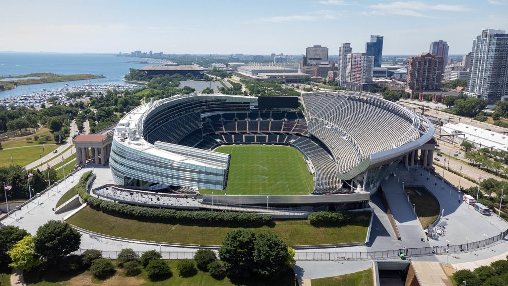 Außenaufnahme des Soldier Field Stadions in Chicago, USA.