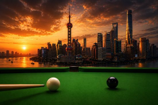Ein Snookertisch im Vordergrund. Die Innenstadt von Shanghai im Hintergrund.