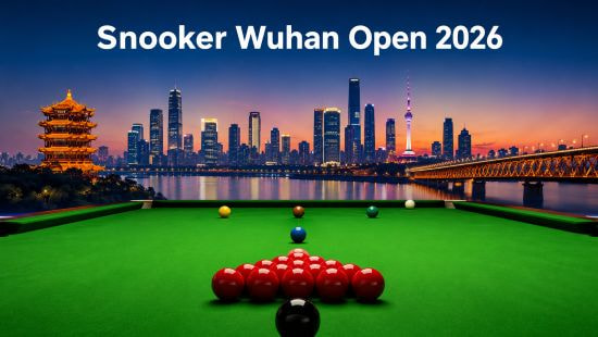 Ein Snookertisch kurz vor Spielbeginn. Im Hintergrund die Skyline von Wuhan, China.