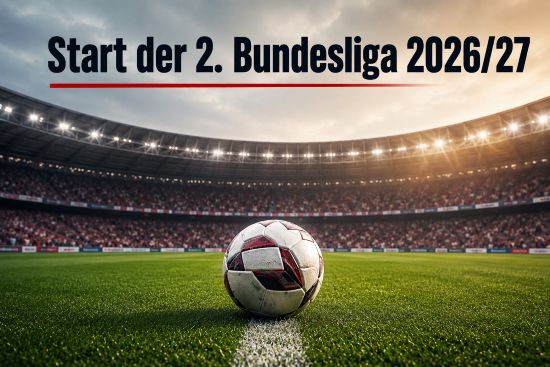 Ein Ball liegt auf dem Rasen in einem gefüllten Stadion.