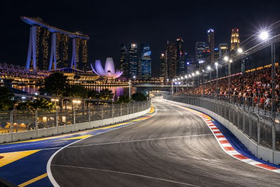 Die Formel-1-Strecke in Singapur bei Nacht kurz vor dem Rennstart.