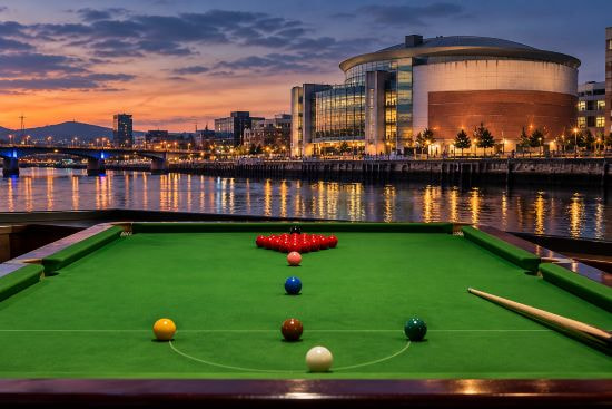 Die Waterfront Hall in Belfast im Hintergrund. Davor ein Snookertisch.